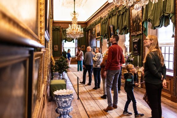 Family tour in the palace | Paleis Het Loo