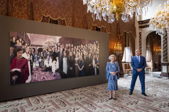 Het schilderij van de Oranje familie: The Family van Helen Verhoeven