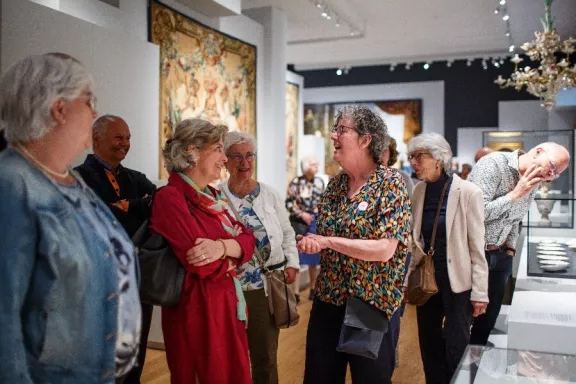 Vrienden van Paleis Het Loo doen de korte, interactieve Spoedcursus terwijl ze door De Oranjes voorstelling lopen