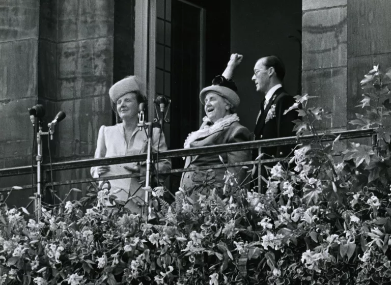 Wilhelmina op het balkon die haar troonafstand aankondigt