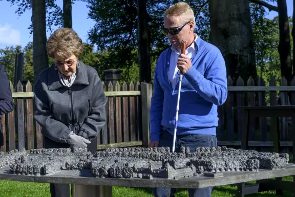 Prinses Margriet onthult samen met de heer Pekel de maquette