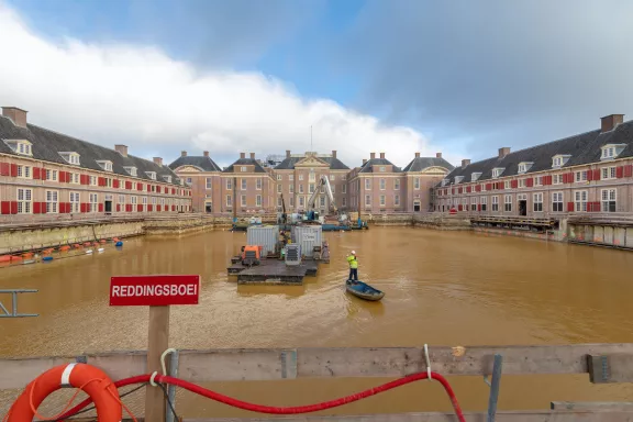 Een plas water voor Paleis Het Loo