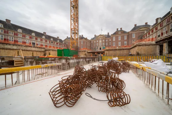 De bouwput voor het paleis