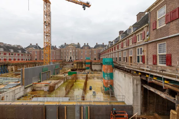 De bouwput voor het paleis