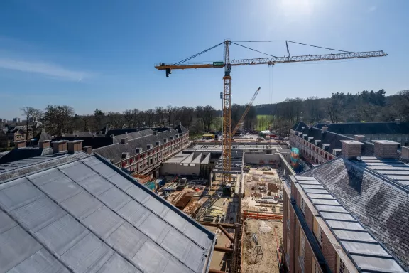 De bouwput voor het paleis vanuit het paleisdak