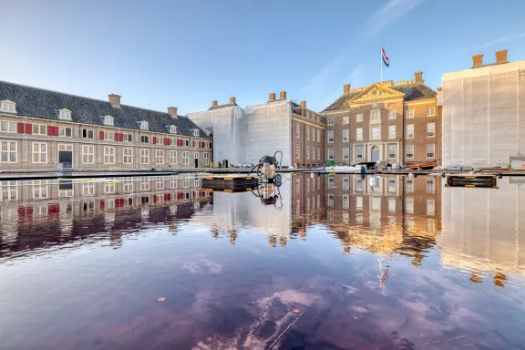 Weerspiegeling in het water van het paleis op de bassecour