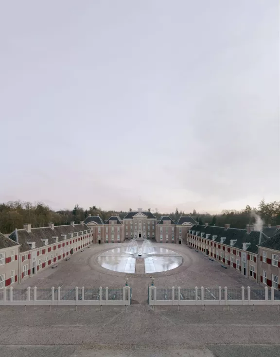 De voorkant van Paleis Het Loo met de bassecour