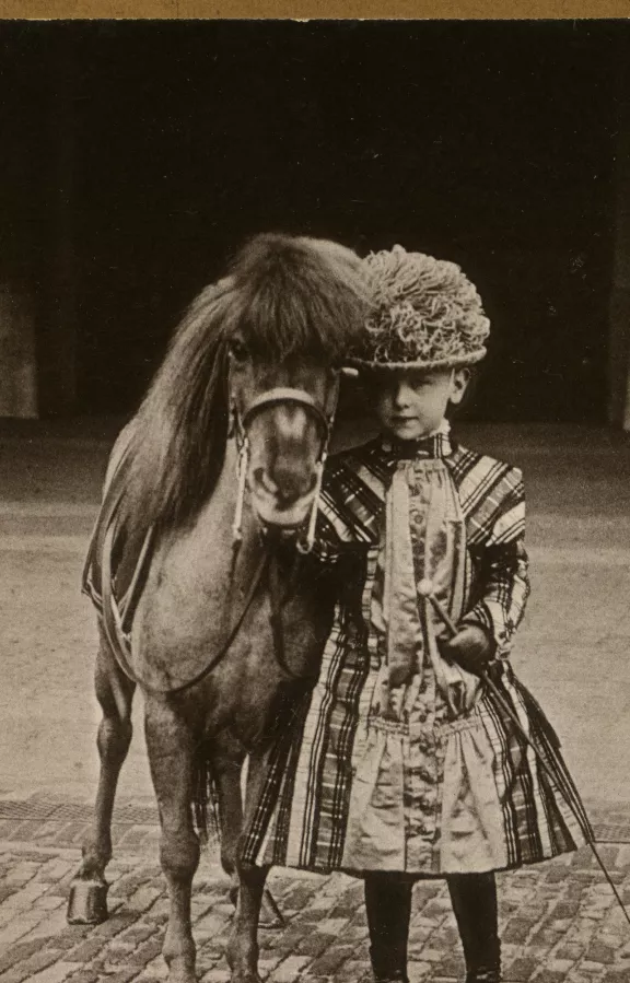 De 7-jarige Princes Wilhelmina met een pony