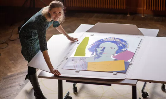 Andy Warhol zijn portret van Beatrix uit de collectie Reigning Queens met Hanna Klarenbeek van Paleis Het Loo ernaast