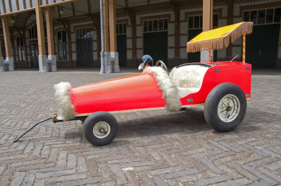 Zeepkist auto van Willem-Alexander. Kleine rode kinder-raceauto