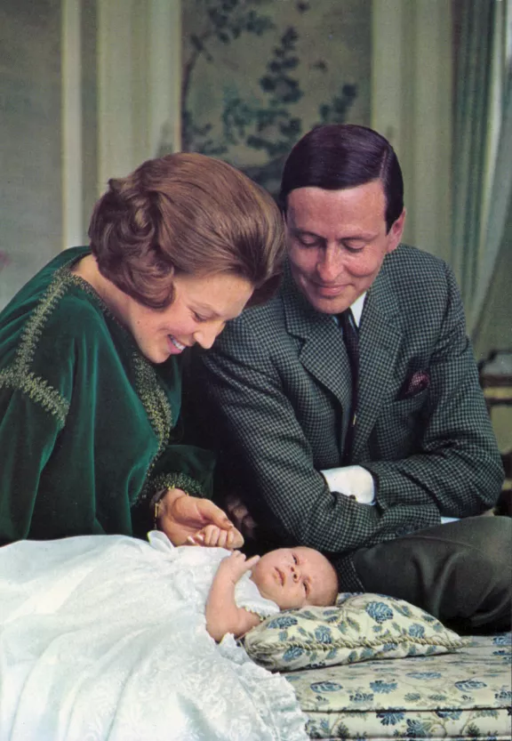 Op deze foto is te zien hoe prinses Beatrix en prins Claus naar hun pasgeboren zoon, prins Willem-Alexander, kijken in 1967.