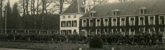 Duitse soldaten marcheren over de Bassecour tijdens de Tweede Wereldoorlog