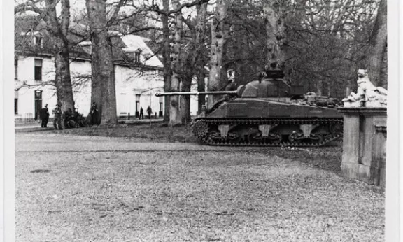 Canadese tank bij de bevrijding van Paleis Het Loo tijdens de Tweede Wereldoorlog