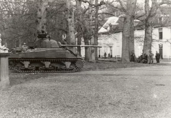 Tanks op de paleislaan