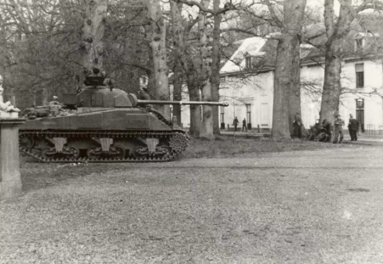 Tanks op de paleislaan