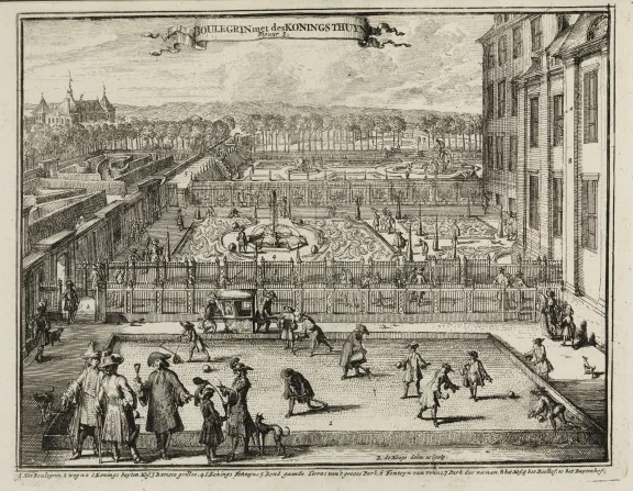 De klosbaan, een grasveld, met aan de zijkant het terras van de restaurant Balzaal, met parasollen, stoelen en de westvleugel en de bomen van het Kroondomein op de achtergrond.