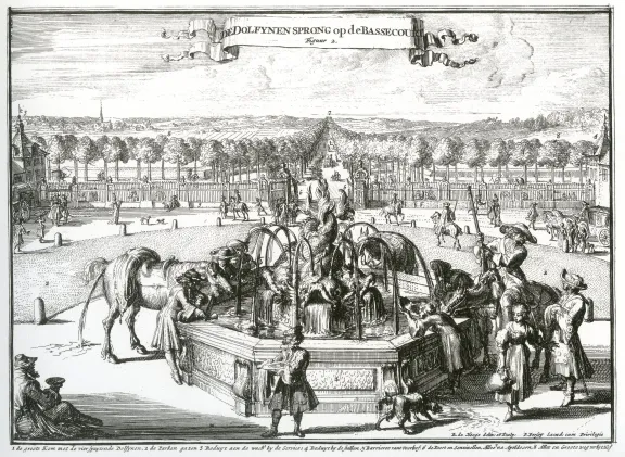 prent van fontein met vier dolfijnen en paarden die eruit drinken en mensen eromheen