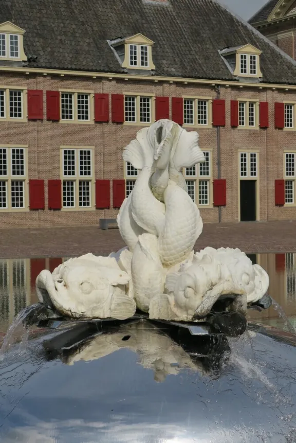 fontein met vier dolfijnenkoppen met paleis op de achtergrond