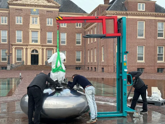 Dolfijnensprong wordt geinstalleerd