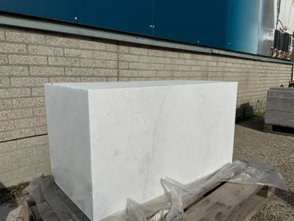 rechthoekig blok marmer in een werkplaats