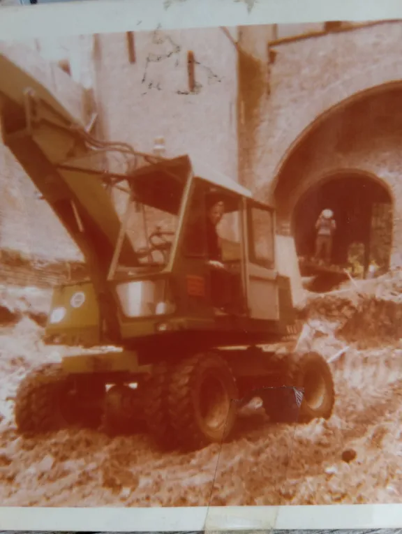 Graafmachine tijdens werkzaamheden bij de toegang van Kasteel Het Oude Loo, omstreeks 1972.