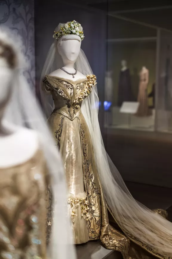 trouwjurk van Wilhelmina gemaakt van zilverdraad
