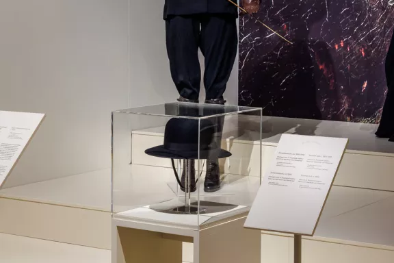 Historische buitenkleding in een tentoonstelling.