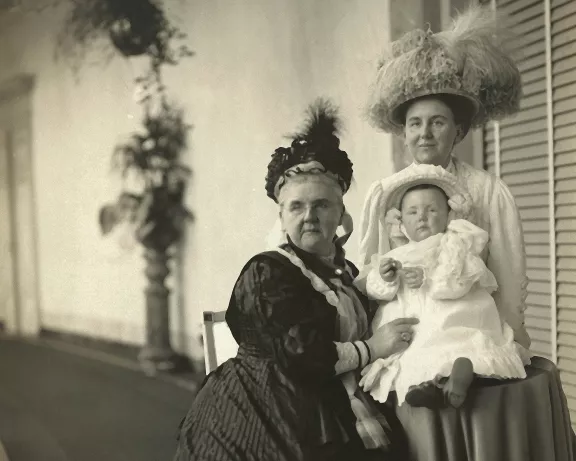 Emma (links), Wilhelmina (rechts) en Juliana (de baby in de armen van Wilhelmina)