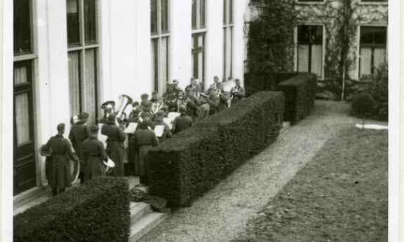 Een orkest dat speelt tijdens Hitlers verjaardag