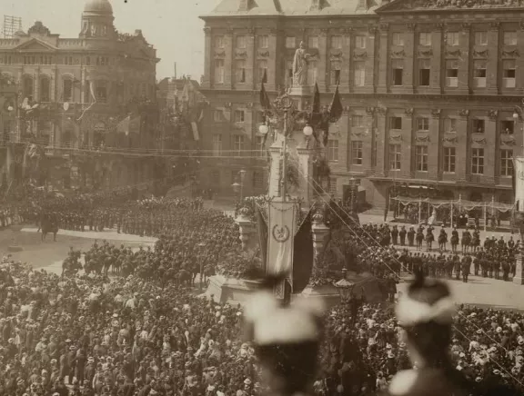 Paleis op de Dam met publiek tijdens de inhuldiging van Wilhelmina