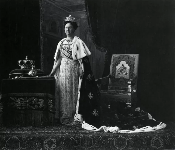 Koningin met kroon en mantel