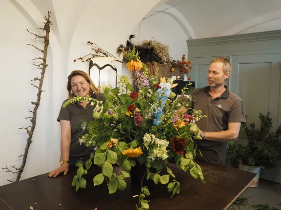 Medewerkers bloemenkamer poseren met boeket