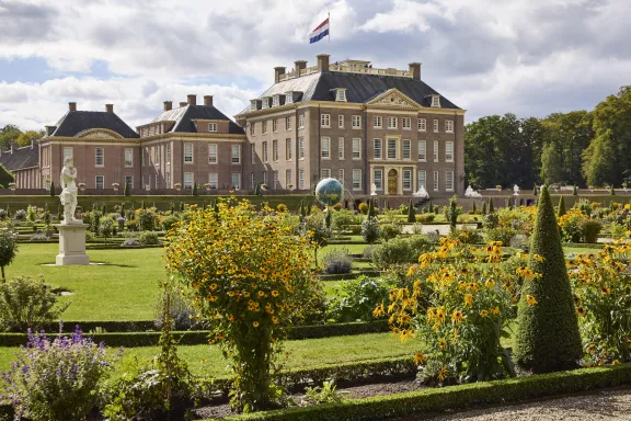 Paleis vanuit de tuinen in de zomer