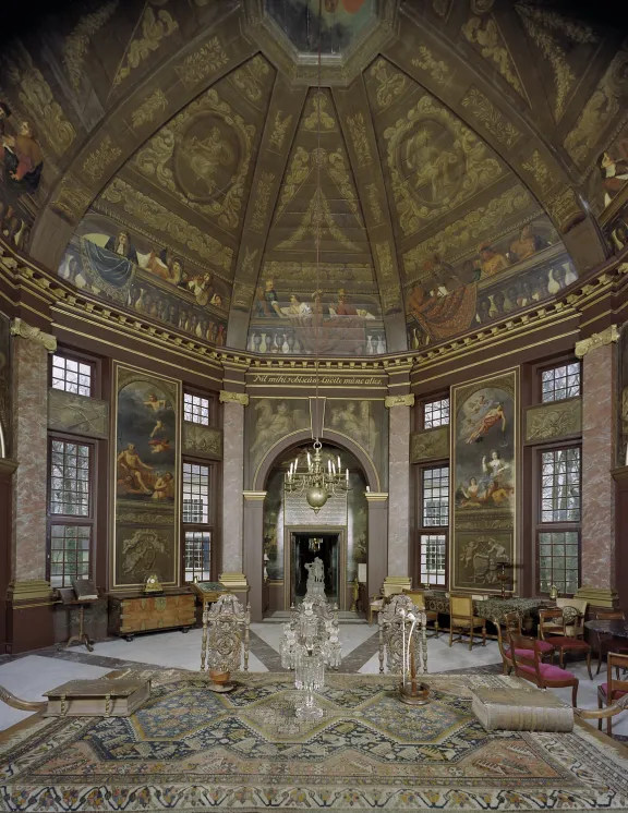 trompenzaal met ronde koepel en meubilair