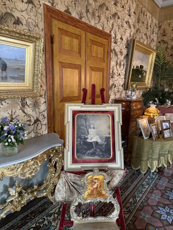 Portret van Wilhelmina als kind met hond Swell in zitkamer Emma