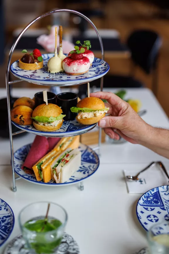 High tea in de balzaal