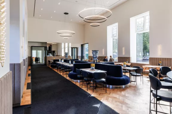 Moderne balzaal met hedendaagse kroonluchters en interieur