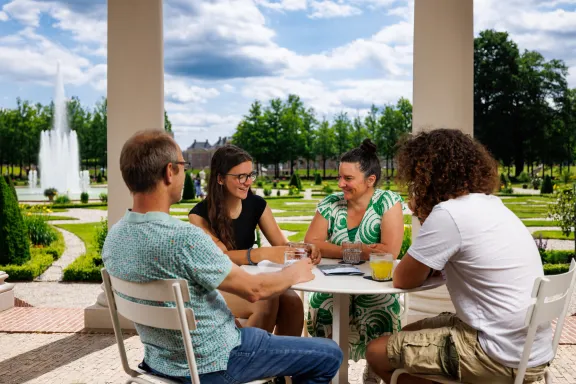 Bezoekers op het terras van de colonnades