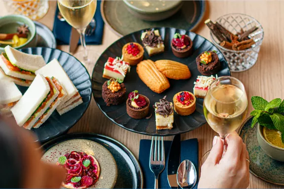 Feestelijke high tea met zoete lekkernijen