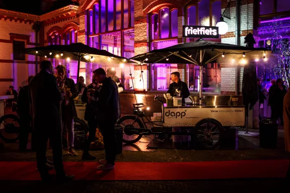 Frietfiets als een van de foodtrucks bij een evenement op het stallenplein