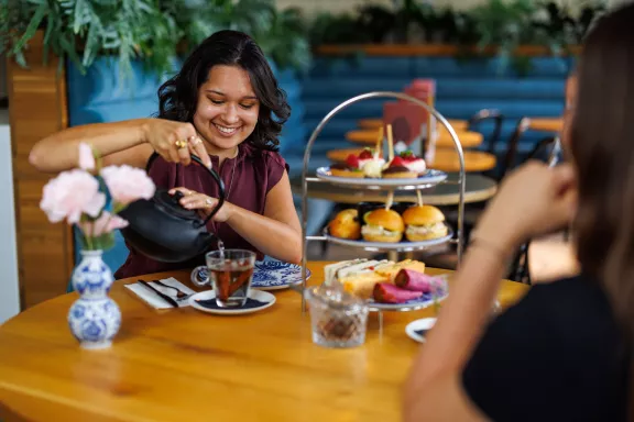 High tea op het stallenplein in de prins Hendrik garage