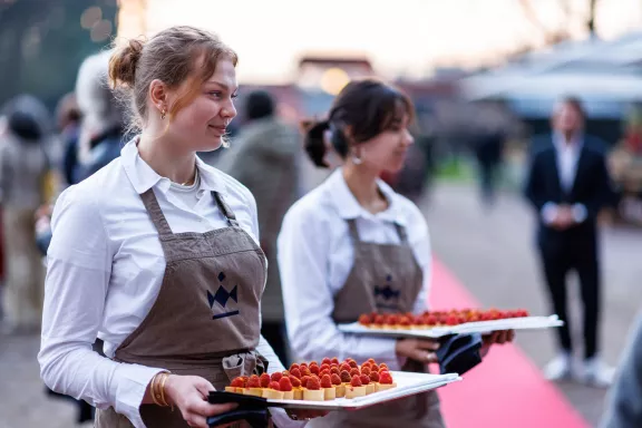 Ontvangst bedrijfsfeest door medewerkers met hapjes