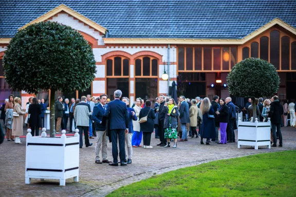 Groepsontvangst met borrel bij avond voor de aanspanplaats