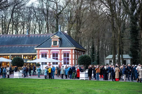 ontvangst op stallenplein voor prins Hendrik garage