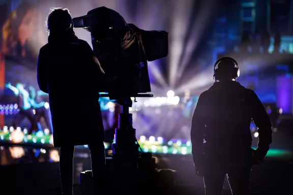 Camera en audioploeg neemt de opening van Paleis Het Loo op
