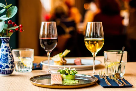 dinertafel met gerechten en glazen wijn.