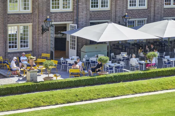 terras balzaal met parasols en gezellige zitjes.