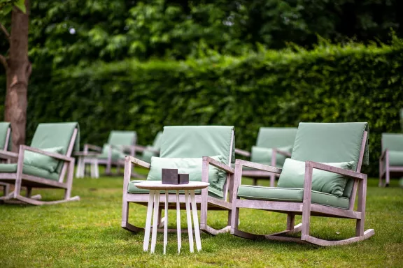 Lounge op het terras bij de stallenplein