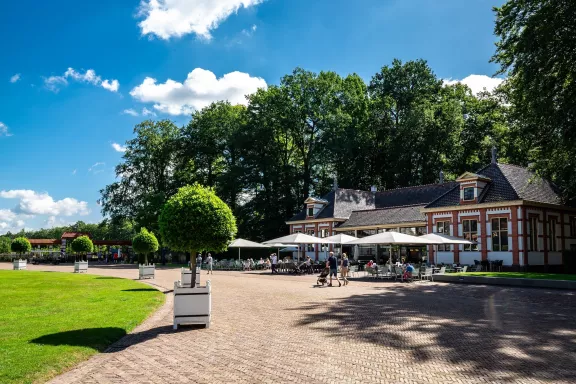 Zomers beeld terras prins Hendrik garage