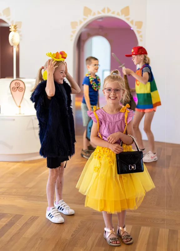 Kinderen spelen lachend in het Juniorpaleis